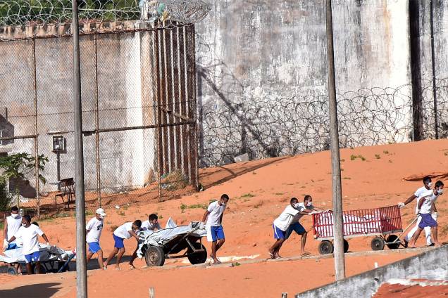 Corpos são retirados neste domingo (15) da Penitenciária Federal de Alcaçuz, na região metropolitana de Natal (RN). A rebelião durou cerca de 14h e teve pelo menos 27 mortos. Corpos são retirados neste domingo (15) da Penitenciária Federal de Alcaçuz, na região metropolitana de Natal (RN). A rebelião durou cerca de 14h e teve pelo menos 27 mortos.
