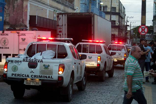 Corpos são retirados neste domingo (15) da Penitenciária Federal de Alcaçuz, na região metropolitana de Natal (RN). A rebelião durou cerca de 14h e teve pelo menos 27 mortos. Corpos são retirados neste domingo (15) da Penitenciária Federal de Alcaçuz, na região metropolitana de Natal (RN). A rebelião durou cerca de 14h e teve pelo menos 27 mortos.