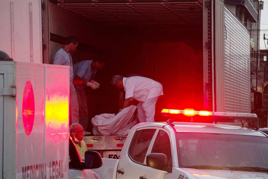 Corpos são retirados neste domingo (15) da Penitenciária Federal de Alcaçuz, na região metropolitana de Natal (RN). A rebelião durou cerca de 14h e teve pelo menos 27 mortos.