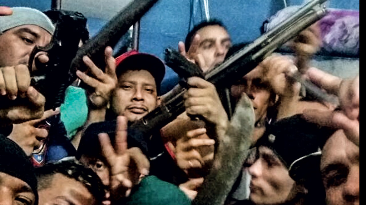 TODOS POR UM - Garrote (de boné vermelho) e seus matadores: selfie para comemorar o massacre