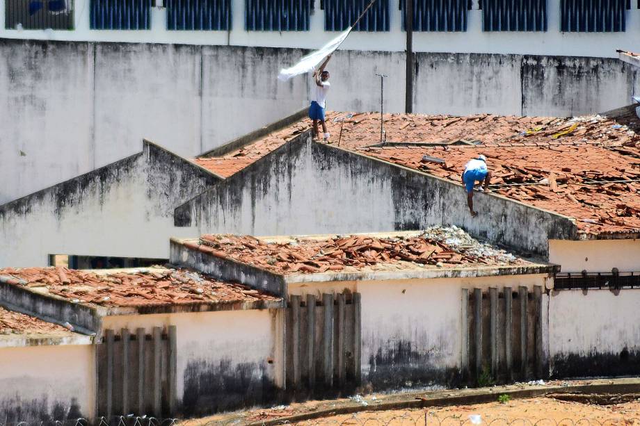 Policiais militares entraram na Penitenciária Estadual de Alcaçuz, na Grande Natal (RN), na manhã deste domingo (15),com veículo blindado, vans e carros e terminaram com rebelião que já durava mais de 14 horas.