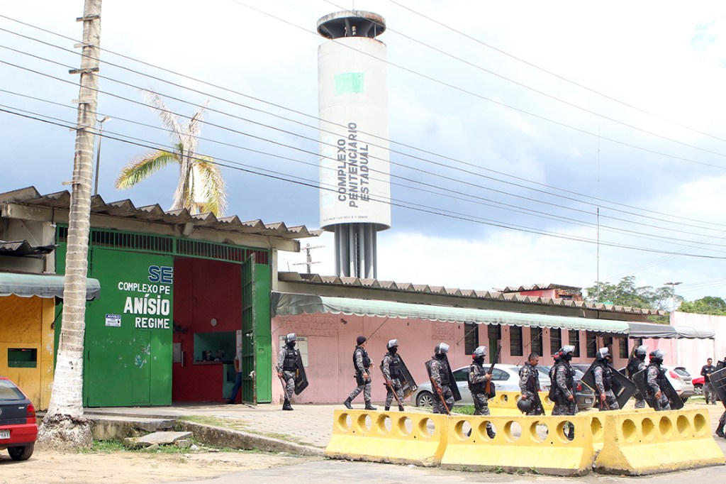 Operação da Polícia Militar de Manaus revista e apreende armas brancas dentro do Complexo Penitenciário Anísio Jobim