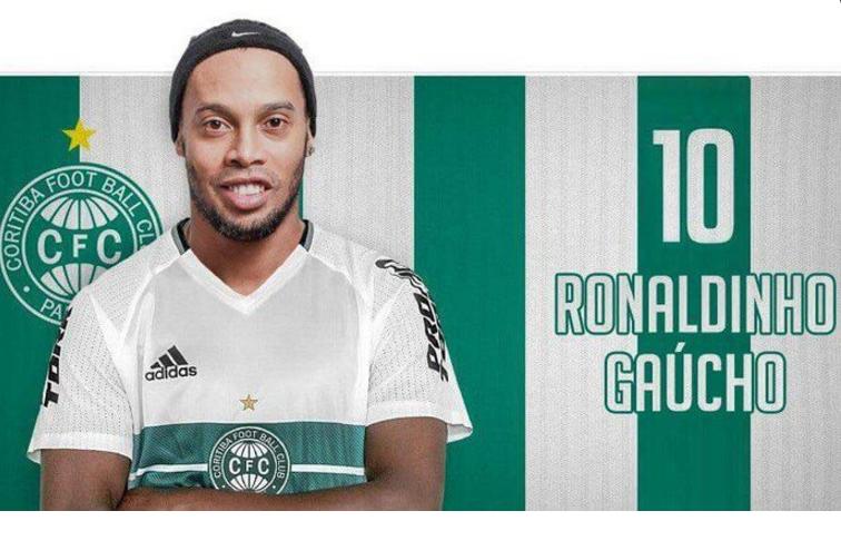 Torcedores espalharam montagens de Ronaldinho com a camisa do Coritiba nas redes sociais