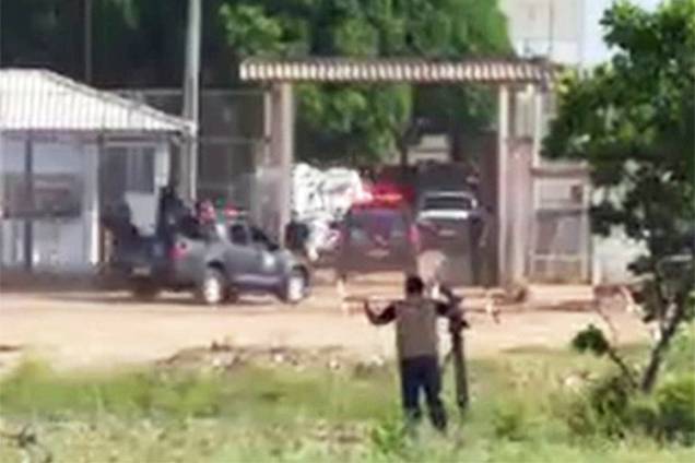 Movimentação de policiais na entrada da Penitenciária Agrícola de Monte Cristo, em Boa Vista (RR), após briga entre facções deixar 33 mortos no local - 06/01/2017 Movimentação de policiais na entrada da Penitenciária Agrícola de Monte Cristo, em Boa Vista (RR), após briga entre facções deixar 33 mortos no local - 06/01/2017