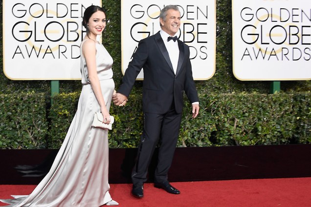 O ator Mel Gibson e a escritora Rosalind Ross chegam para o Globo de Ouro 2017, em Los Angeles