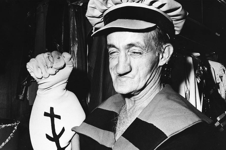 Russo, assistente de palco do programa do Chacrinha, fantasiado de Popeye.