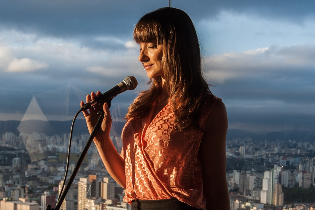 Apresentadora Sabrina Parlatore se apresenta no Terraço Itália, em São Paulo
