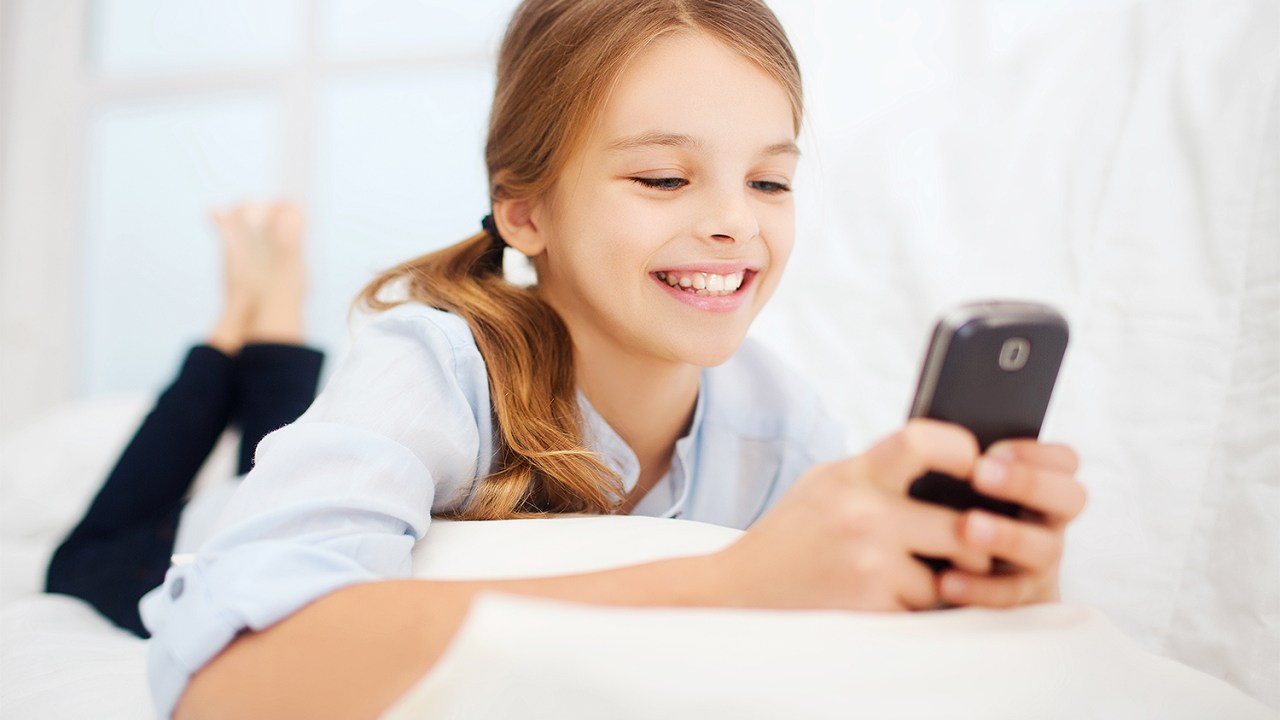 Criança com smartphone
