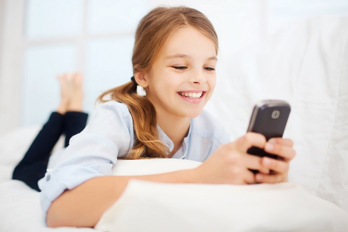 Criança com smartphone