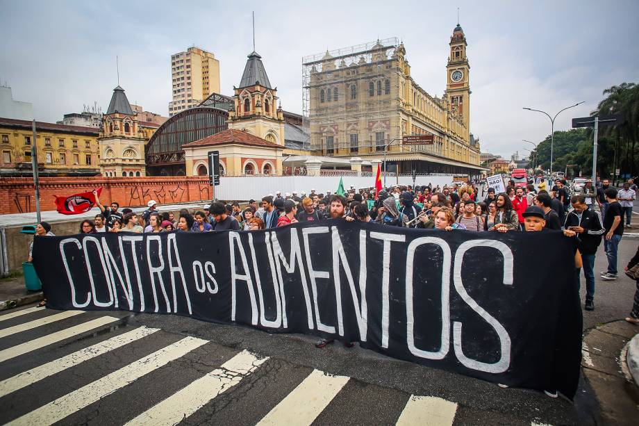 Protesto e queima de catraca em frente à sede da Prefeitura de São Paulo. O MPL (Movimento Passe Livre) realiza segundo ato em repúdio ao aumento da tarifa de integração do transporte público, nesta quinta-feira (19) na região central de São Paulo (SP). Concentração na Estação da Luz, no centro da capital.