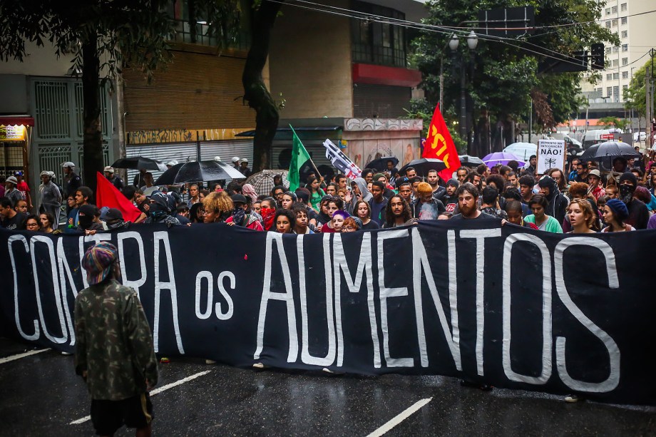 Protesto e queima de catraca em frente à sede da Prefeitura de São Paulo. O MPL (Movimento Passe Livre) realiza segundo ato em repúdio ao aumento da tarifa de integração do transporte público, nesta quinta-feira (19) na região central de São Paulo (SP). Concentração na Estação da Luz, no centro da capital.
