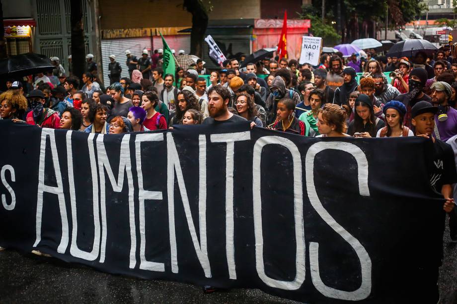 Integrantes do Movimento Passe Livre reunidos em frente à Prefeitura de São Paulo, na região central da capital, durante mais um protesto contra o possível aumento das tarifas do transporte público na cidade, nesta quinta-feira. A concentração do ato ocorreu na Praça da Luz - 19/01/2017