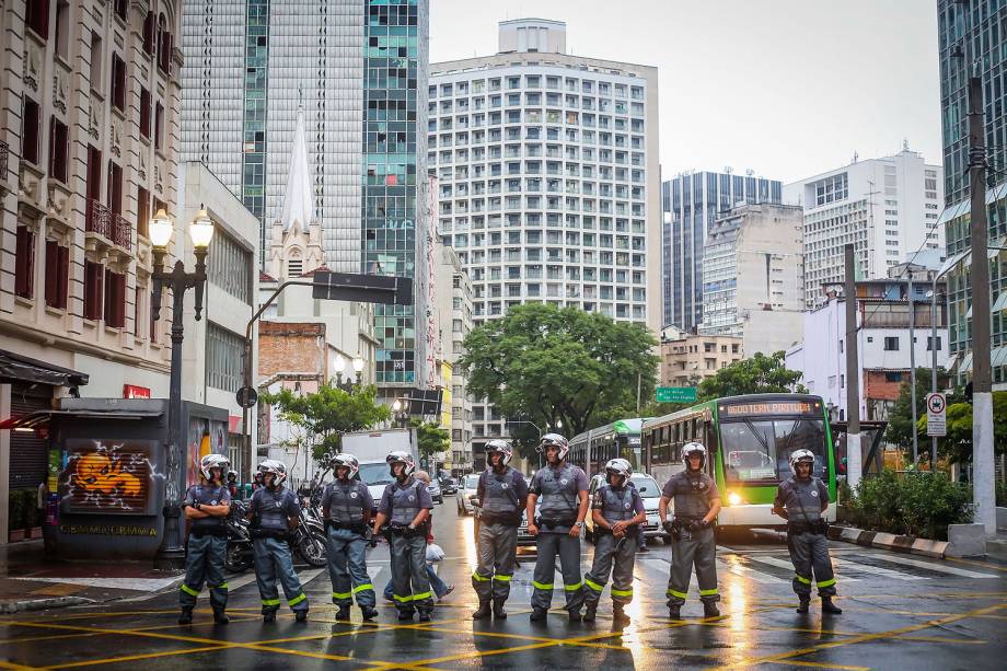 Integrantes do Movimento Passe Livre reunidos em frente à Prefeitura de São Paulo, na região central da capital, durante mais um protesto contra o possível aumento das tarifas do transporte público na cidade, nesta quinta-feira. A concentração do ato ocorreu na Praça da Luz - 19/01/2017