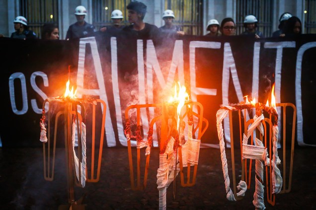Integrantes do Movimento Passe Livre queimam catracas cenográficas em frente à Prefeitura de São Paulo, na região central da capital, durante mais um protesto contra o possível aumento das tarifas do transporte público na cidade, nesta quinta-feira. A concentração do ato ocorreu na Praça da Luz - 19/01/2017