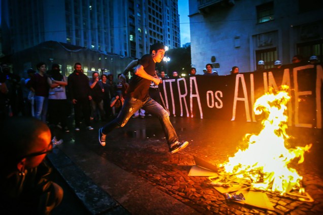 Integrantes do Movimento Passe Livre queimam catracas cenográficas em frente à Prefeitura de São Paulo, na região central da capital, durante mais um protesto contra o possível aumento das tarifas do transporte público na cidade, nesta quinta-feira. A concentração do ato ocorreu na Praça da Luz - 19/01/2017