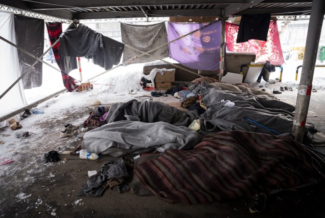 Imigrantes dormem em uma garagem em Belgrado. Estima-se que cerca de 1.000 refugiados estão em condições extremas sob temperaturas de menos 20 graus celsius