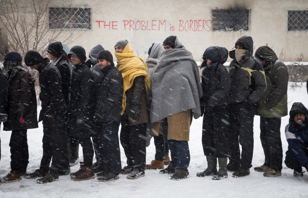 Imigrantes fazem fila em meio a nevasca, para receberem comida, em Belgrado, Sérvia