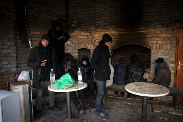 <span>Imigrantes se reúnem em um abrigo temporário durante nevasca em Belgrado, Sérvia</span>