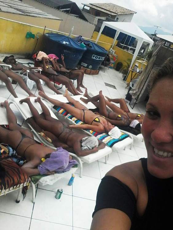 Mulheres tomam sol com fita isolante no ligar do biquíni, na laje de Érika Bronze, no Rio