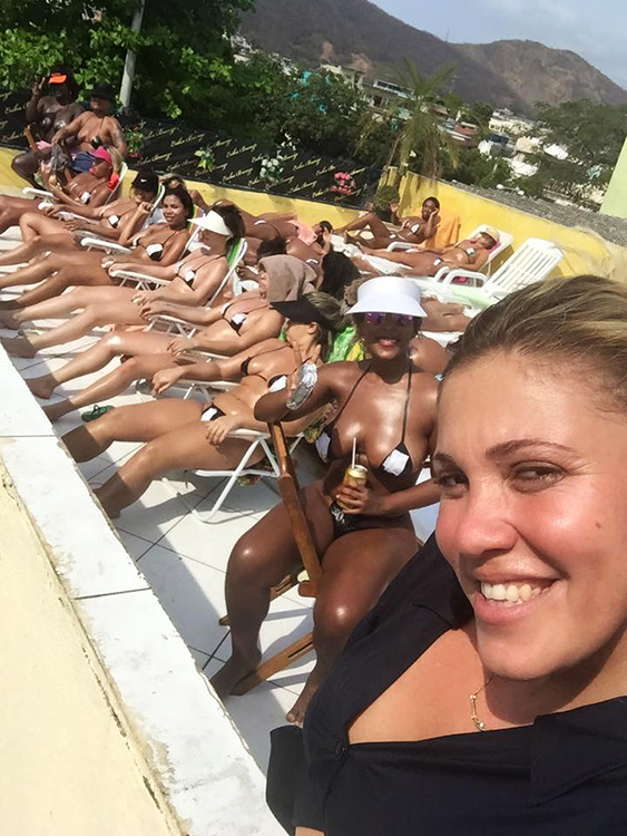 Mulheres tomam sol com fita isolante no ligar do biquíni, na laje de Érika Bronze, no Rio Mulheres tomam sol com fita isolante no ligar do biquíni, na laje de Érika Bronze, no Rio