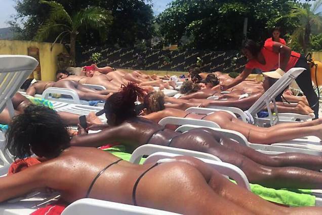 Mulheres tomam sol com fita isolante no ligar do biquíni, na laje de Érika Bronze, no Rio Mulheres tomam sol com fita isolante no ligar do biquíni, na laje de Érika Bronze, no Rio