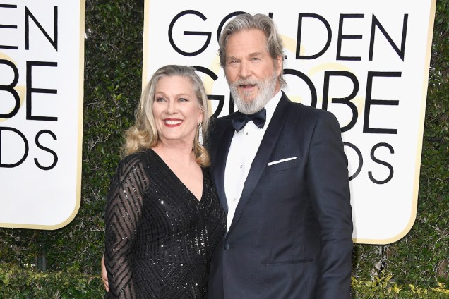 O ator Jeff Bridges e a sua esposa Susan Geston Bridges chegam para o Globo de Ouro 2017, em Los Angeles