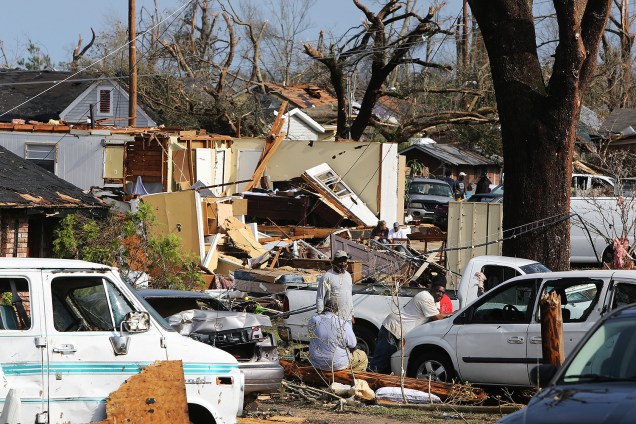 Telhados foram destruídos durante um tornado em Hattiesburg, no Mississippi