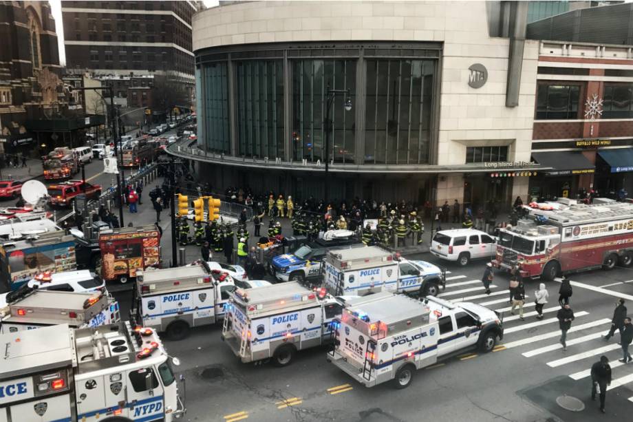 Ambulâncias e bombeiros na estação Atlantic, em NY