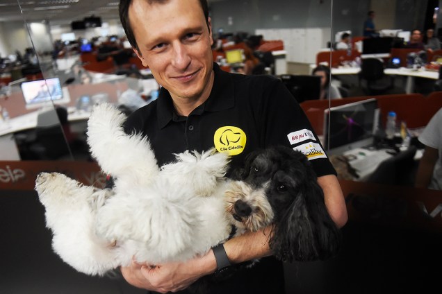TVEJA: Alexandre Rossi com seus cachorros Bartho e Estopinha