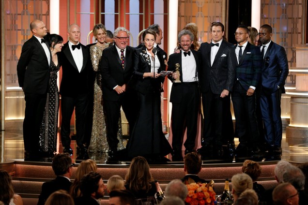 A produtora executiva Nina Jacobson recebe o Globo de Ouro de melhor minissérie ou filme para a TV por 'The People vs. O.J. Simpson'