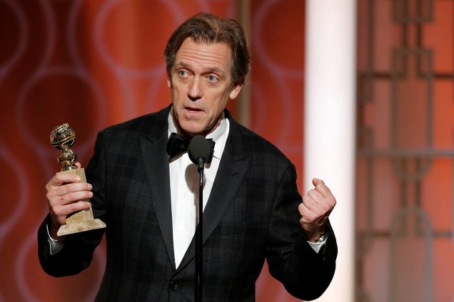 O ator Hugh Laurie recebe o Globo de Ouro de melhor coadjuvante em série de TV por seu vilão em 'The Night Manager'