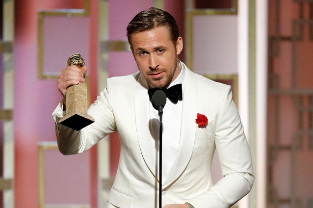 O ator Ryan Gosling recebe o Globo de Ouro de melhor ator em filme cômico ou musical por 'La La Land'