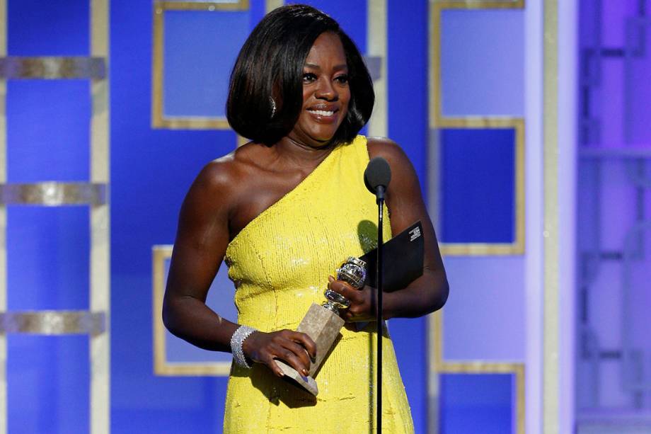 Viola Davis recebe o Globo de Ouro de melhor atriz coadjuvante em cinema por 'Cercas'