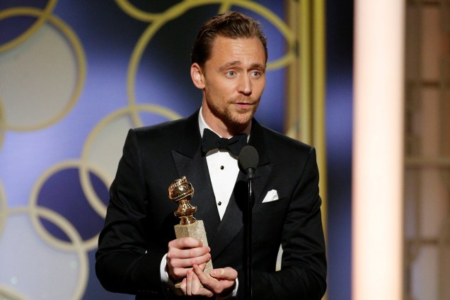Tom Hiddleston recebe o Globo de Ouro de melhor ator em minissérie ou filme para a TV por 'The Night Manager'