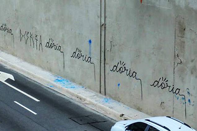 Um dos muros da Avenida 23 de Maio foi pichado diversas vezes com o nome do prefeito de São Paulo, João Doria, nesta quarta-feira (25) Um dos muros da Avenida 23 de Maio foi pichado diversas vezes com o nome do prefeito de São Paulo, João Doria, nesta quarta-feira (25)