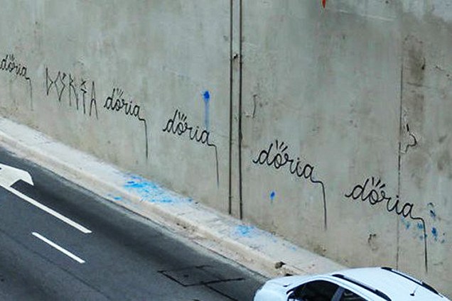 Um dos muros da Avenida 23 de Maio foi pichado diversas vezes com o nome do prefeito de São Paulo, João Doria, nesta quarta-feira (25)
