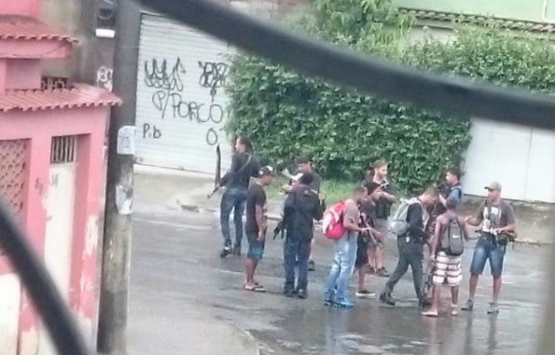 Bandidos em frente a um quartel da Marina, na Penha, no Rio