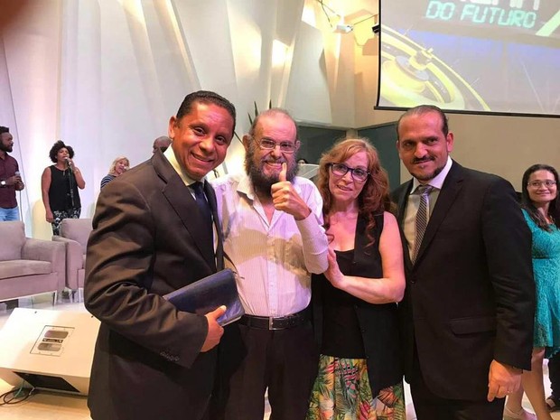 Zé do Caixão é flagrado em igreja evangélica