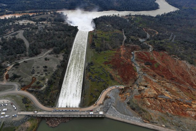 A barragem de Oroville, na Califórnia, libera cerca de 2.832 m³ de água por segundo através do seu sistema de vazão - 13/02/2017