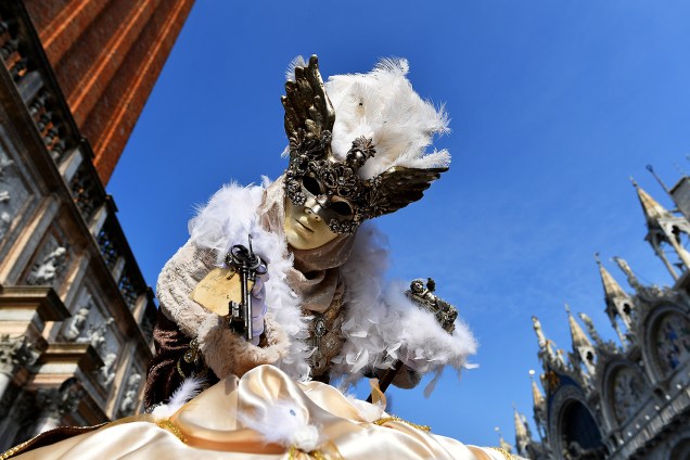Folião mascarado durante o Carnaval de Veneza na Itália - 19/02/2017