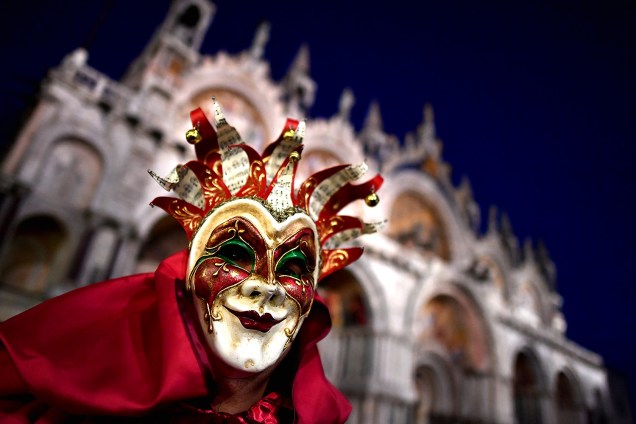 Folião com máscara clássica de arlequim comemora o Carnaval de Veneza na Itália - 19/02/2017