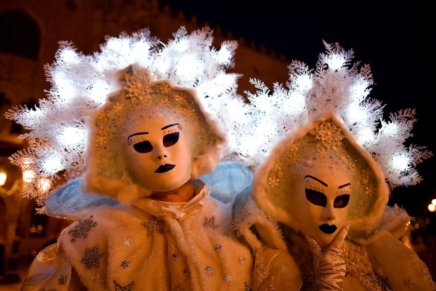 Foliões fantasiados durante o Carnaval de Veneza na Itália - 19/02/2017