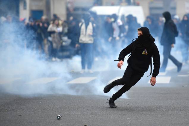 Estudante foge de bomba de gás lacrimogêneo durante protesto contra a violência policial em Paris, na França, após caso de suposto estupro por policiais contra o jovem Theo sair na mídia -  23/02/2017
