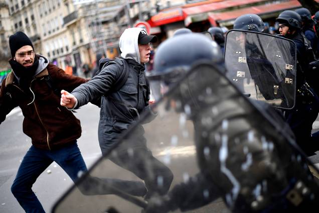 Manifestantes e polícia se enfrentam durante protesto contra a violência policial na França, após o caso de Theo, que alega ter sido abusado sexualmente por policiais - 23/02/2017