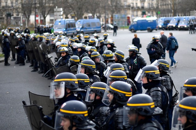 Polícia francesa monta guarda durante protesto contra a violência policial em Paris, que ocorreu após suposto o estupro do jovem estudante Theo - 23/02/2017
