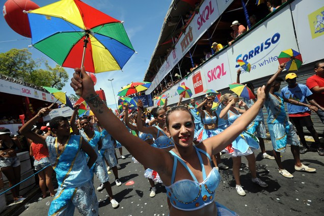 Desfile do bloquinho "Galo da Madrugada" anima o carnaval de Recife, Pernambuco