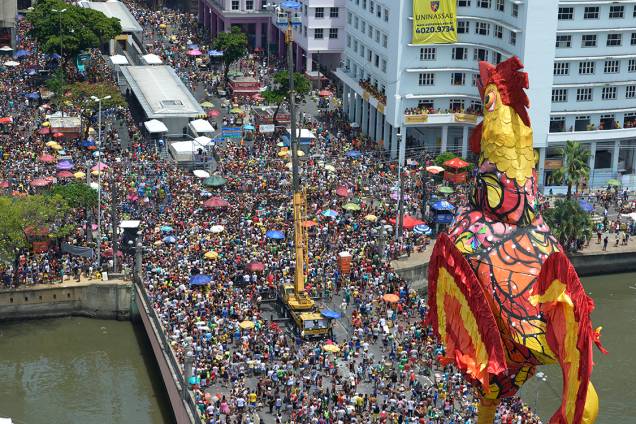 Foliões curtem um dos maiores blocos de carnaval do Brasil, o Galo da Madrugada, em Recife Foliões curtem um dos maiores blocos de carnaval do Brasil, o Galo da Madrugada, em Recife