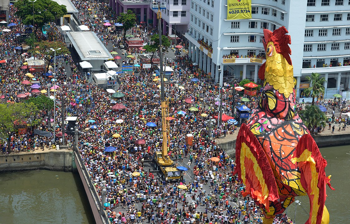Foliões curtem um dos maiores blocos de carnaval do Brasil, o Galo da Madrugada, em Recife