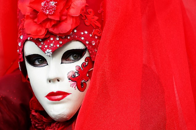 Foliona mascarada durante o Carnaval de Veneza na Itália - 12/02/2017