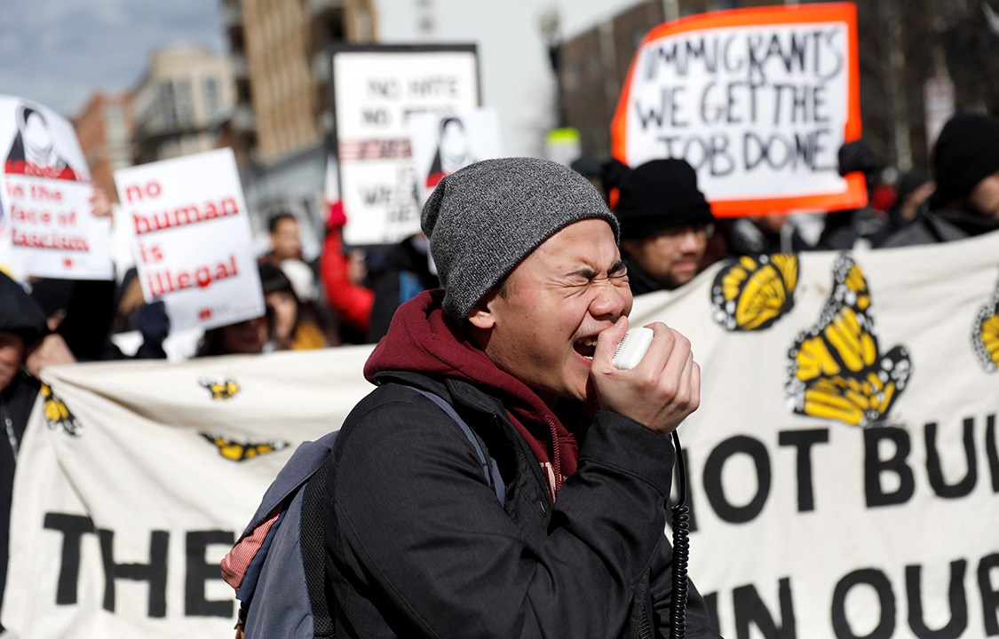 Manifestantes participam do "Day Without Immigrants" (Dia sem Imigrantes), em protesto a favor dos imigrantes em Washington, Estados Unidos